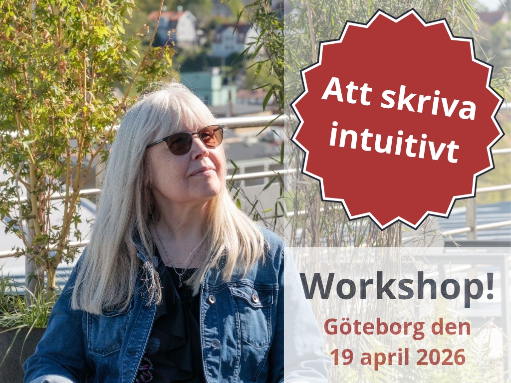Eva-Lena Bjarneborg kisar i vårsolen och ser ut att läsa de pålagda texterna Att skriva intuitivt: Workshop i Göteborg den 19 april 2026.