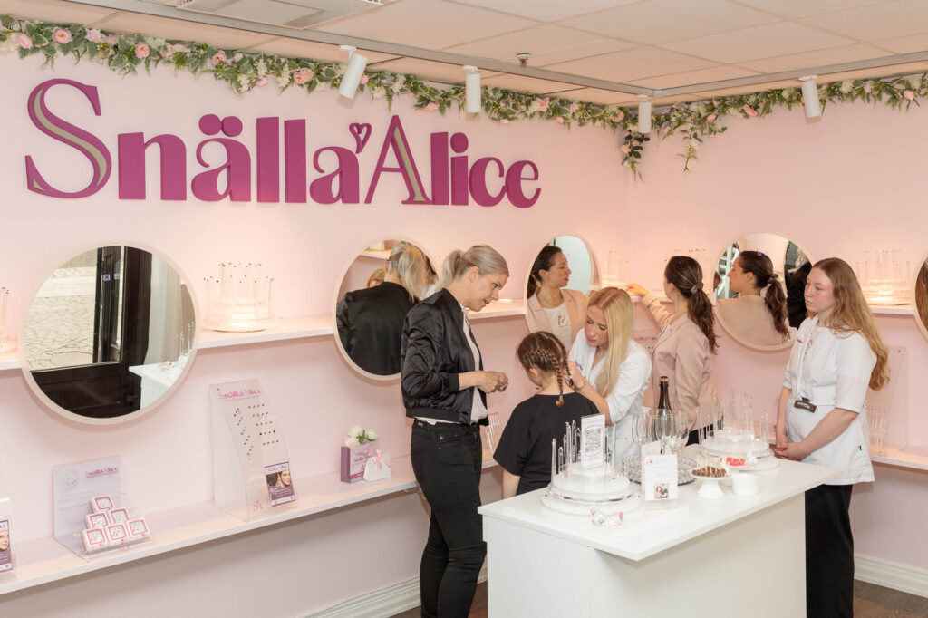 Snälla Alice-butiken, där kunder kan prova och köpa vackra och bekväma örhängen.